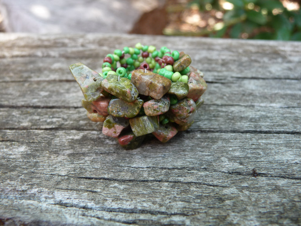 Bague Céline en pierres volcaniques naturelles vert jade