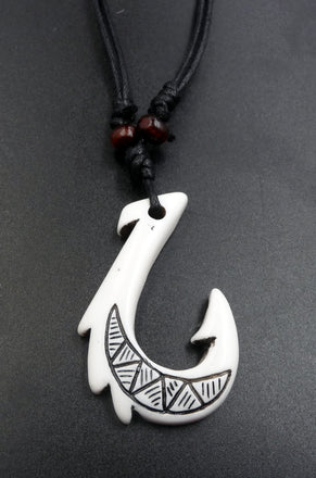 Collier Maori tribal ethnique hameçon Hei Matau en os de buffle