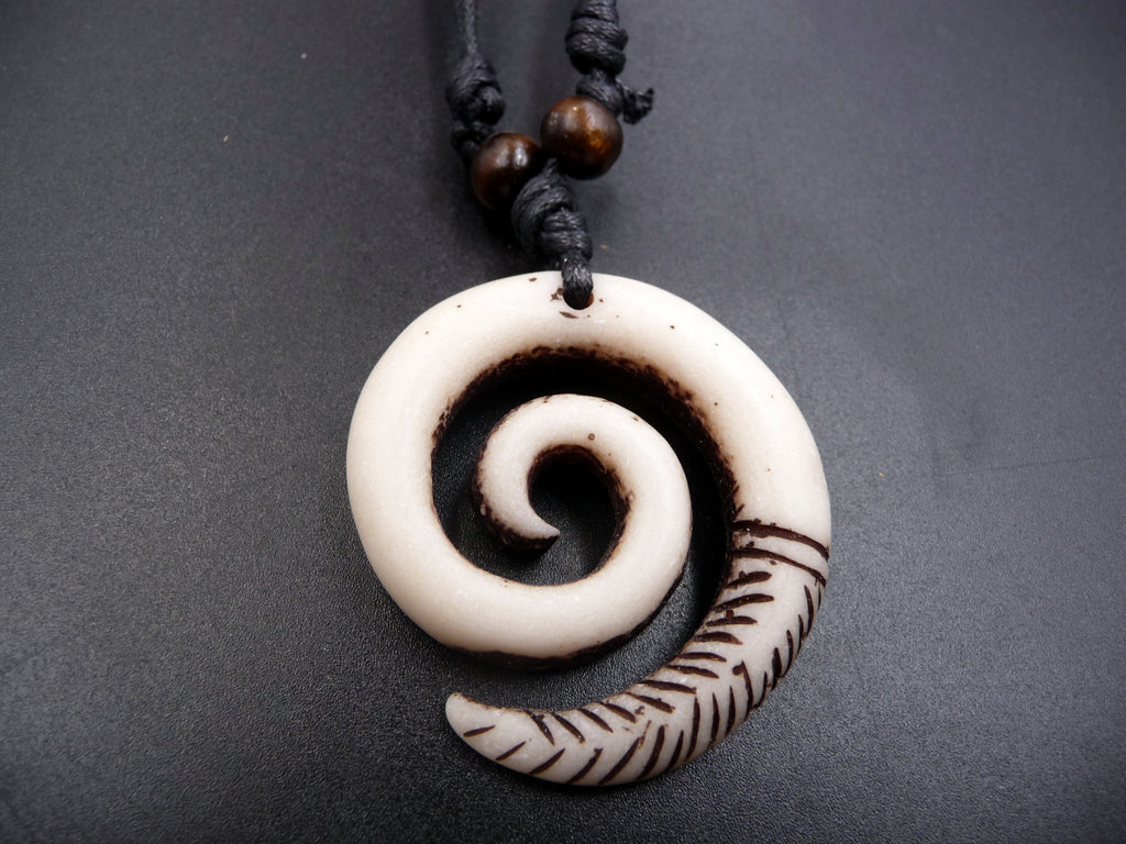 Collier unisexe Maori Koru spirale en poudre d'os de yak