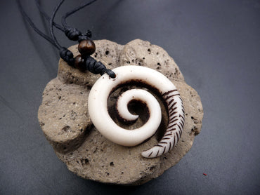 Collier unisexe Maori Koru spirale en poudre d'os de yak