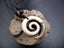 Collier unisexe Maori Koru spirale en poudre d'os de yak