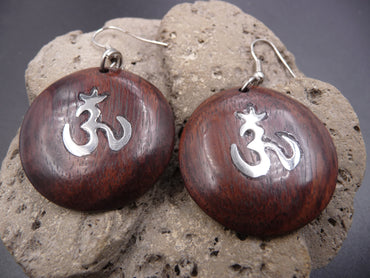 Boucles d'oreilles signe Om Aum en bois et argent 925