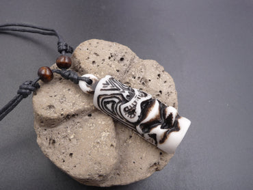 Collier mixte avec pendentif Tiki noir et blanc - bijou maori Hawai