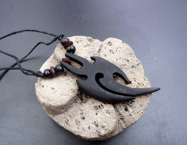 Collier tribal ethnique Maori en bois de sono