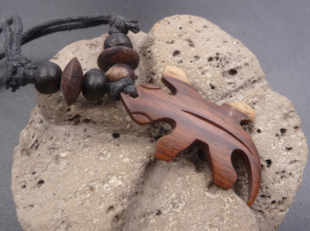 Collier gecko margouillat en bois exotique