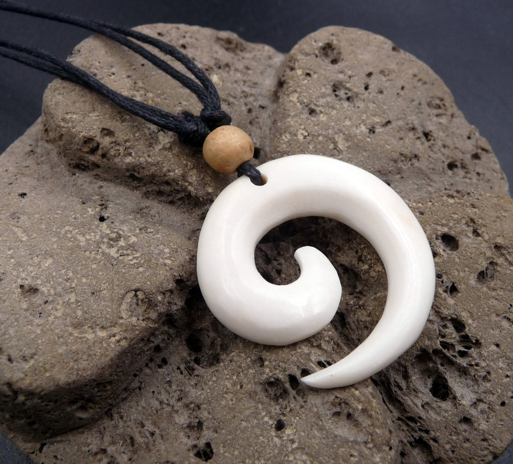 Collier Maori avec pendentif spirale en os de buffle sur cordon ajustable