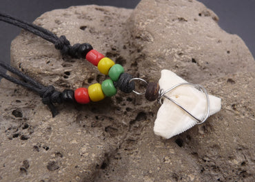 Collier pendentif véritable dent de requin obscur perles rasta
