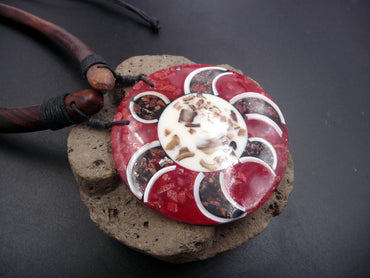 Collier ethnique tortue rouge en bois, corail et nacre
