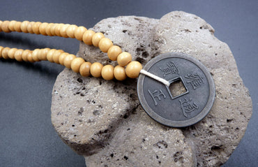 Collier en perles de bois et pièce chinoise