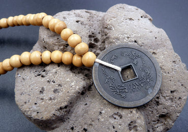Collier en perles de bois et pièce chinoise