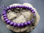 Bracelet feng shui violet en perles de bois et pièce chinoise porte bonheur