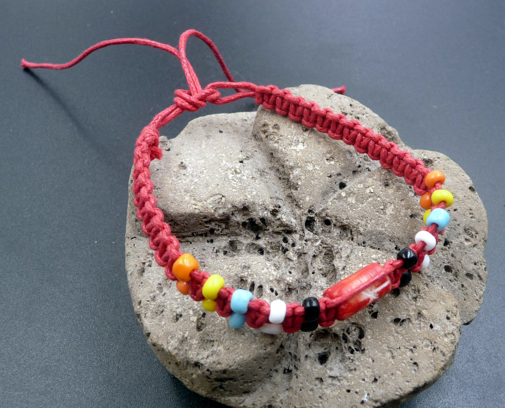 Bracelet ethnique en coton ciré rouge et os de buffle