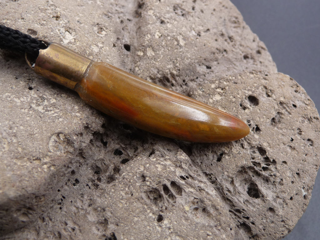 Pendentif en jaspe marron artisanat de Madagascar