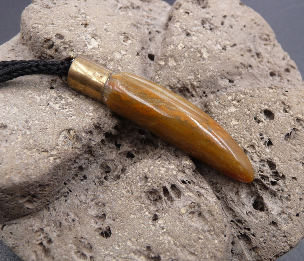 Pendentif en jaspe marron artisanat de Madagascar
