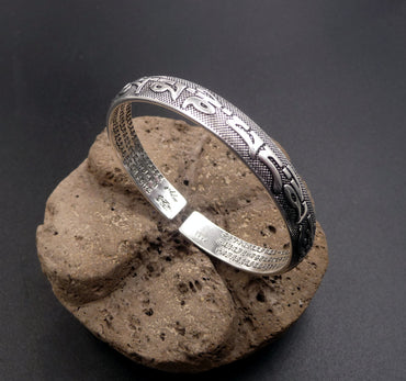 Bracelet Tibétain avec gravures Mantra Sacré OM et Sutra du Lotus