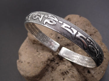 Bracelet Tibétain avec gravures Mantra Sacré OM et Sutra du Lotus