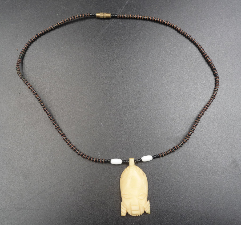 Collier avec pendentif os de buffle sculpté et gravé masque Africain