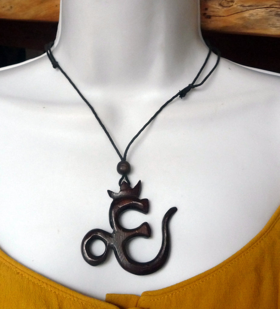 Collier signe Om Aum hindou en bois de suar