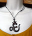 Collier signe Om Aum hindou en bois de suar