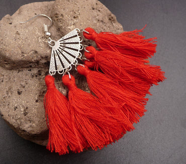 Boucles d'oreilles ethniques orientales en argent Tibétain et pompons rouges