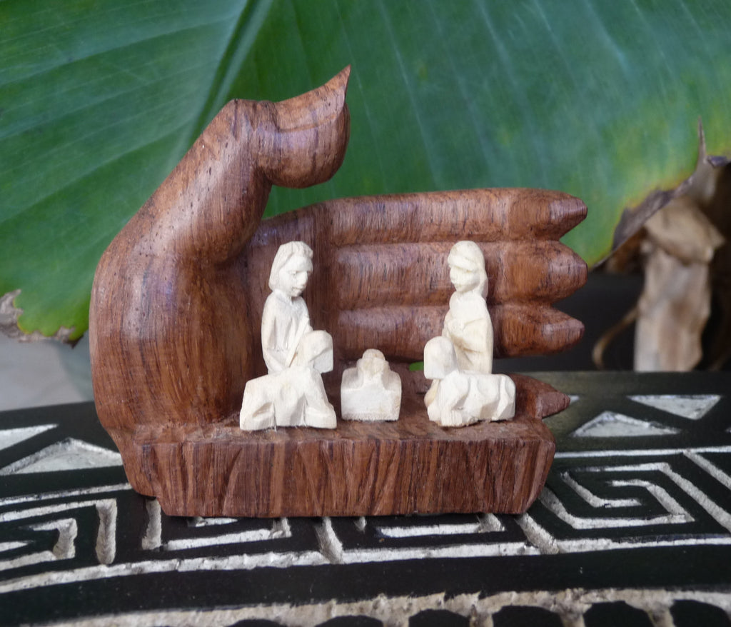 Crèche de Noël 5 santons dans une main en bois