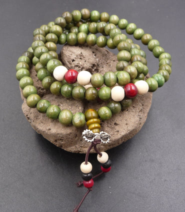 Bracelet Tibétain Mala en perles de bois de santal vert + Breloque Vajra ou Dorjé