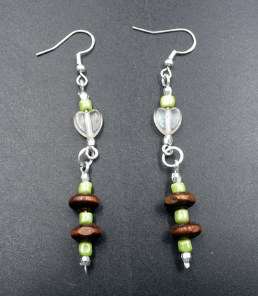 Boucles d'oreille en perles nacrées et bois avec breloques coeur