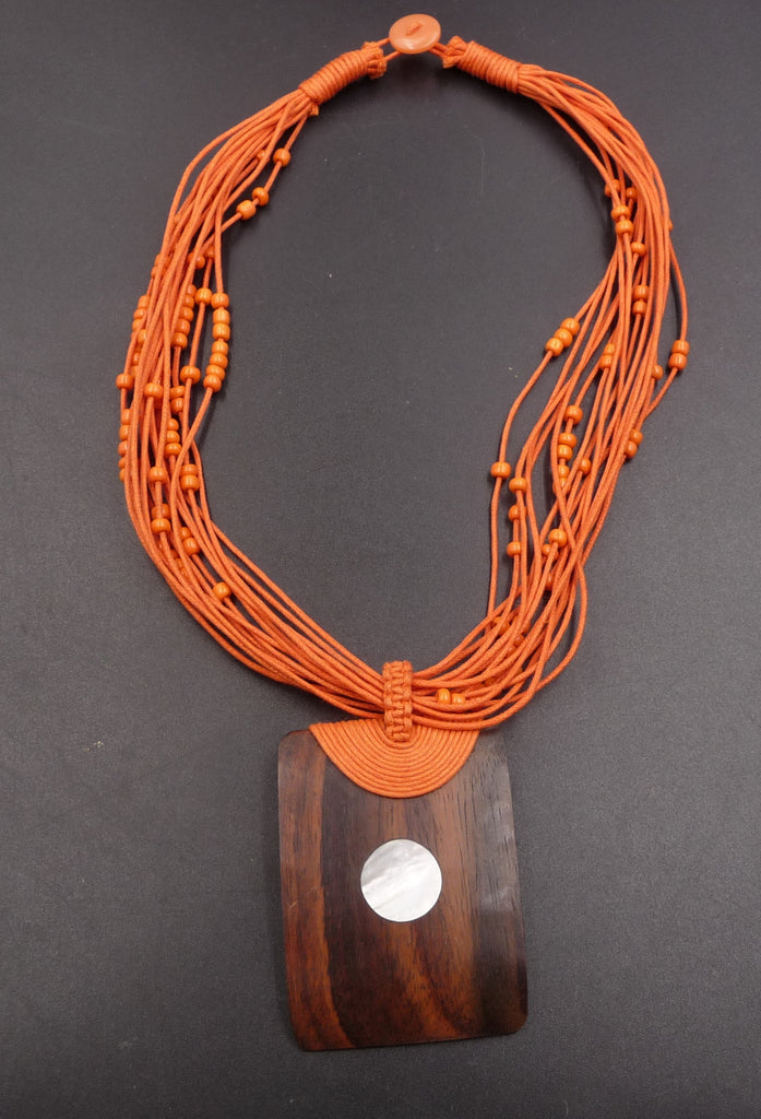 Collier ethnique avec pendentif en bois exotique et rond en nacre