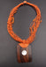 Collier ethnique avec pendentif en bois exotique et rond en nacre