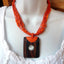 Collier ethnique avec pendentif en bois exotique et rond en nacre