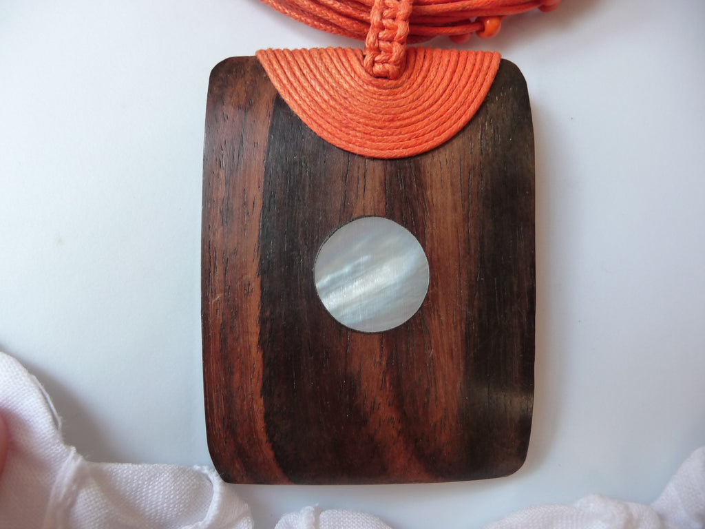 Collier ethnique avec pendentif en bois exotique et rond en nacre