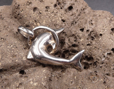 Pendentif en argent massif en forme de dauphin