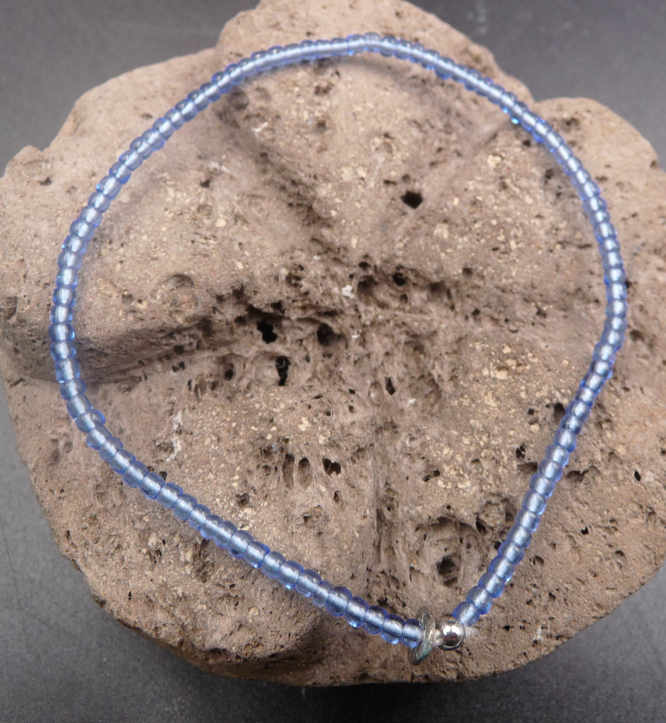 Bracelet en perles de rocaille bleues artisanat Indonésie
