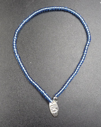 Bracelet en perles de rocaille bleues artisanat Indonésie