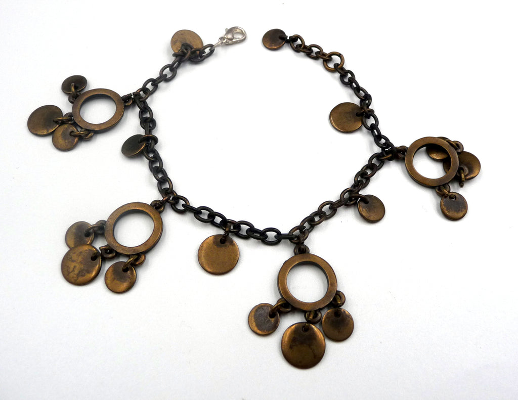 Bracelet ethnique en métal jauni avec breloques