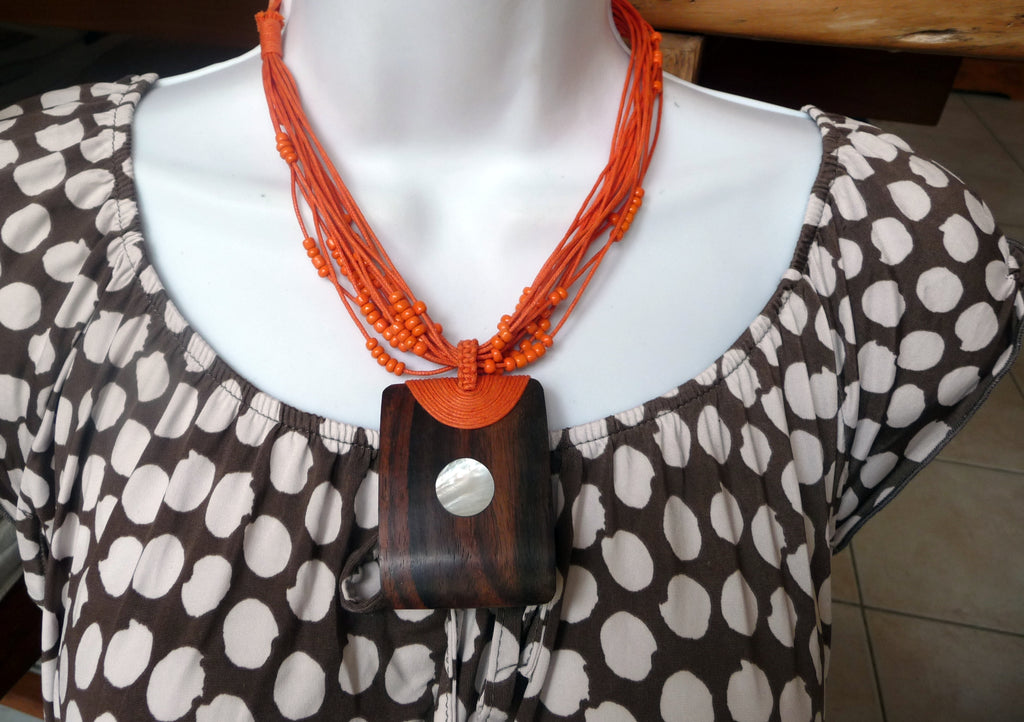 Collier ethnique avec pendentif en bois exotique et rond en nacre