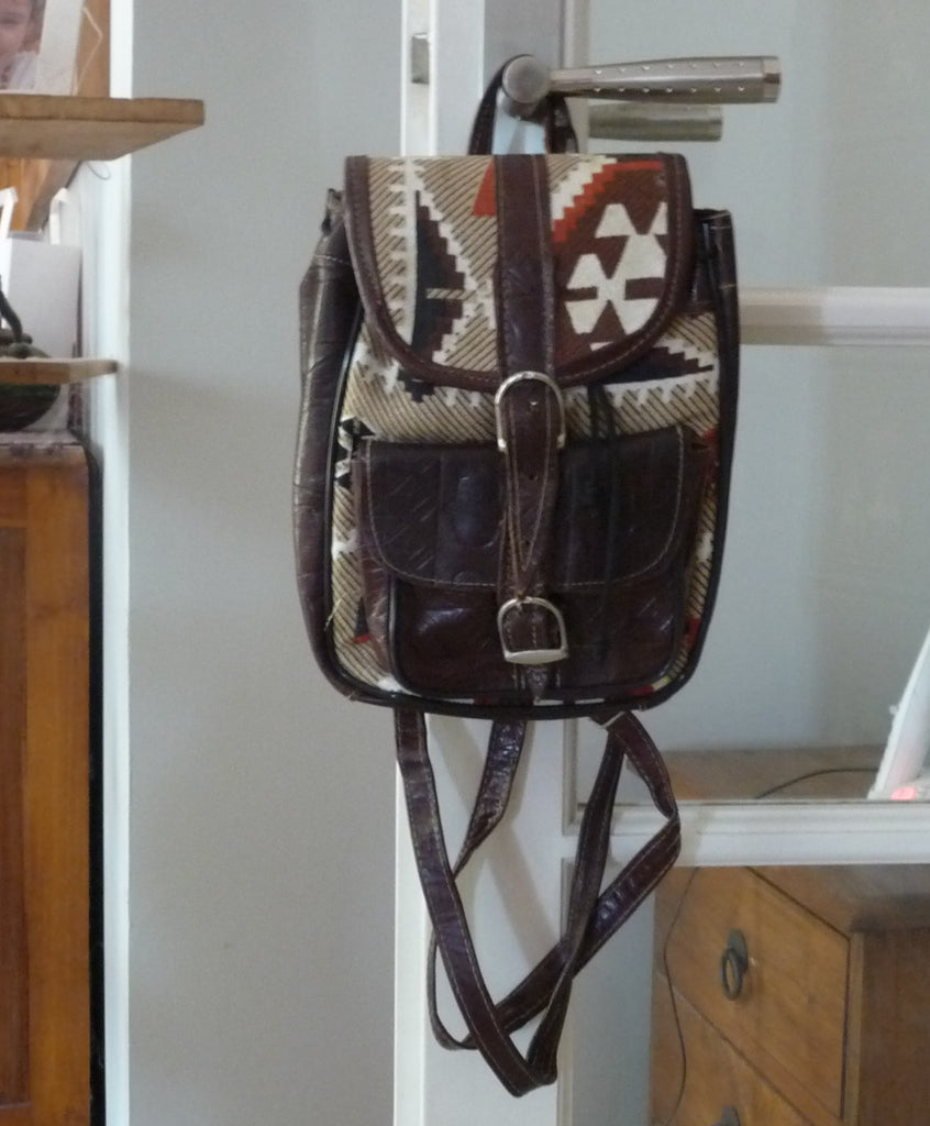 Sac à dos en cuir motif main de Fatma artisanat du Maroc