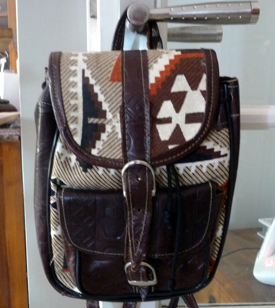 Sac à dos en cuir motif main de Fatma artisanat du Maroc