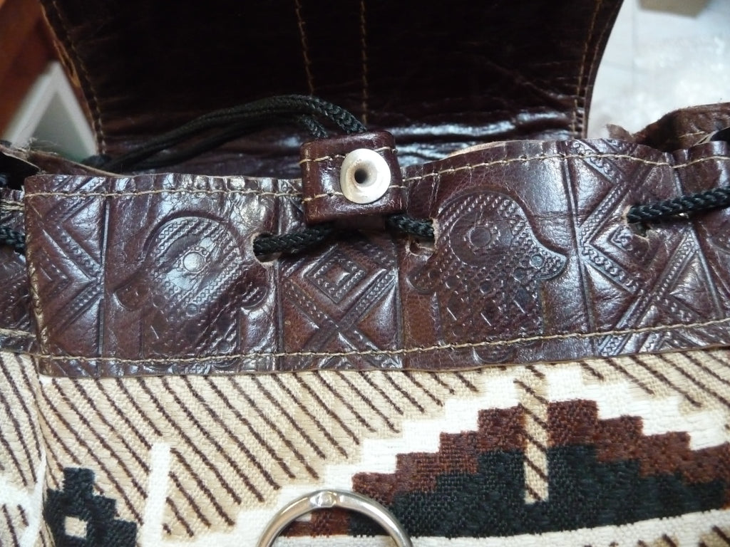 Sac à dos en cuir motif main de Fatma artisanat du Maroc