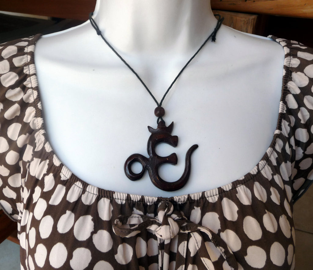 Collier signe Om Aum hindou en bois de suar