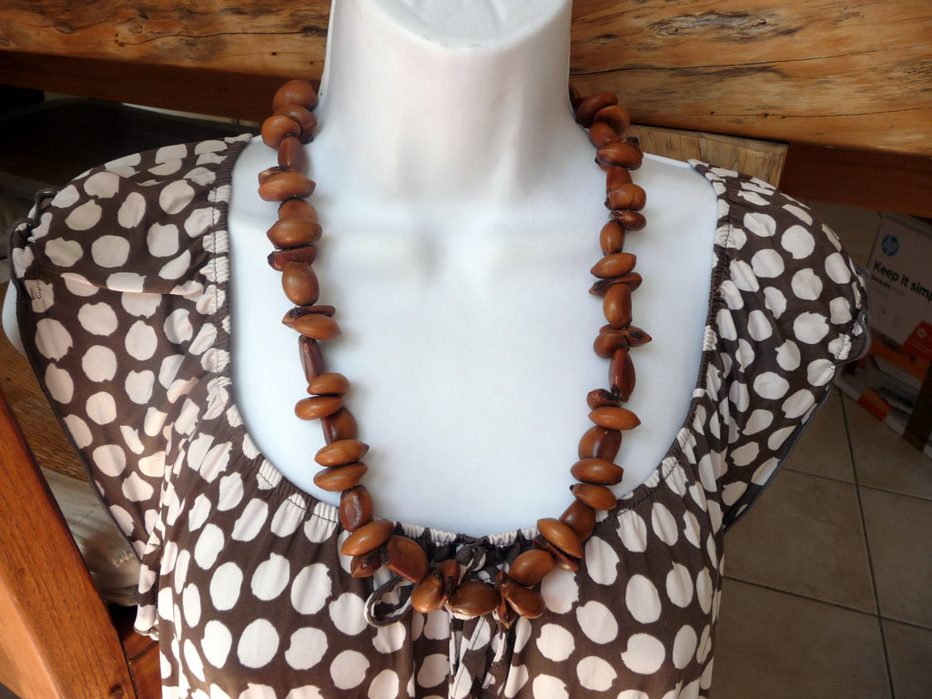 Collier ethnique en graines naturelles de Madagascar