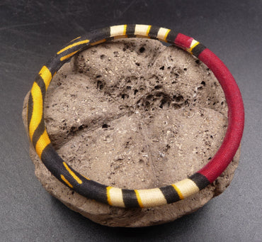 Bracelet ethnique Africain en bois et tissu wax - Artisanat du Nigéria