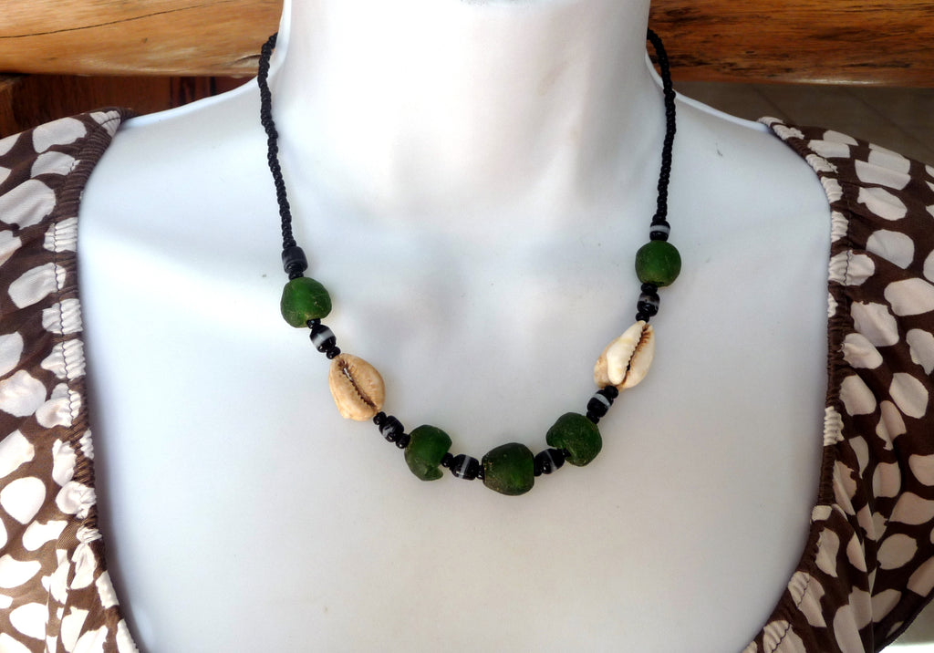 Collier Africain en pâte de verre, perles de verre et coquillage Cauri Porte-Bonheur