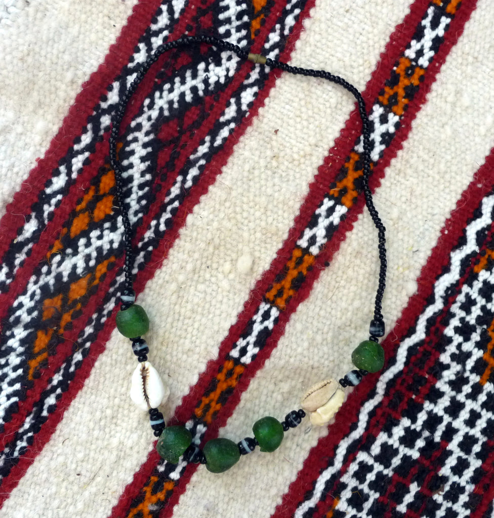 Collier Africain en pâte de verre, perles de verre et coquillage Cauri Porte-Bonheur