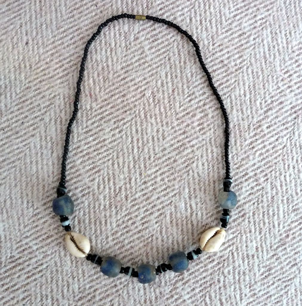 Collier Africain en pâte de verre bleue, perles de verre et coquillage Cauri Porte-Bonheur