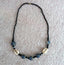 Collier Africain en pâte de verre bleue, perles de verre et coquillage Cauri Porte-Bonheur