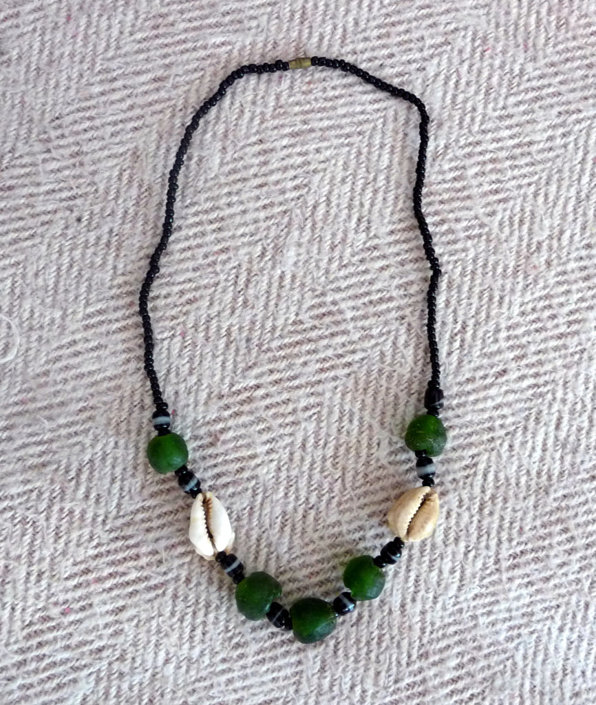 Collier Africain en pâte de verre, perles de verre et coquillage Cauri Porte-Bonheur