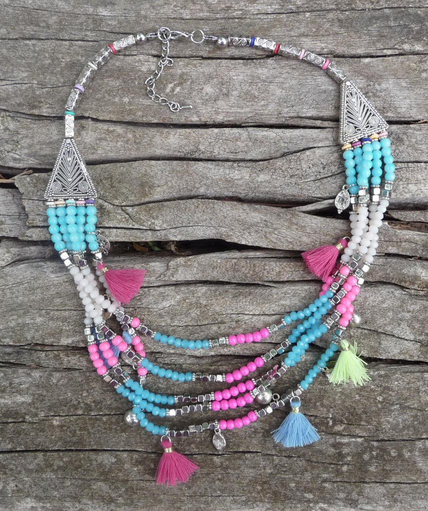 Collier multirangs bohème boho gipsy avec pompons et perles