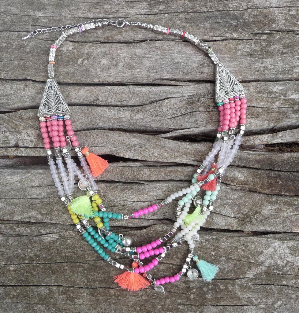 Collier multirangs bohème boho gipsy avec pompons et perles