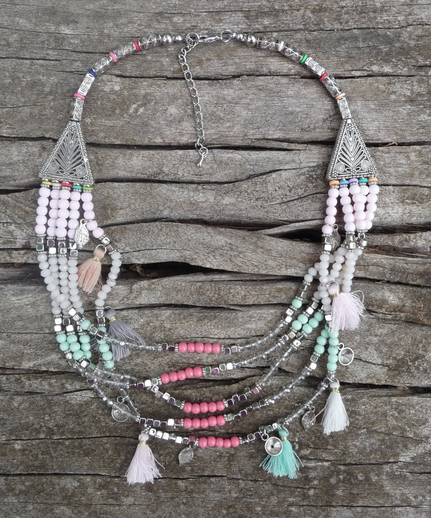 Collier multirangs bohème boho gipsy avec pompons et perles